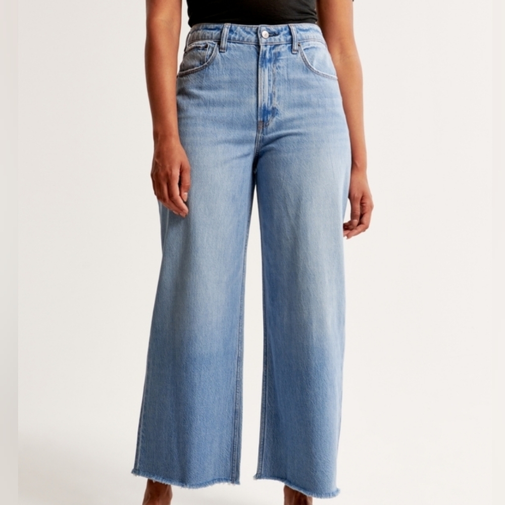 EUC Abercrombie Medium Blue Wash Curve Love The Wide Leg High Rise Jeans 32